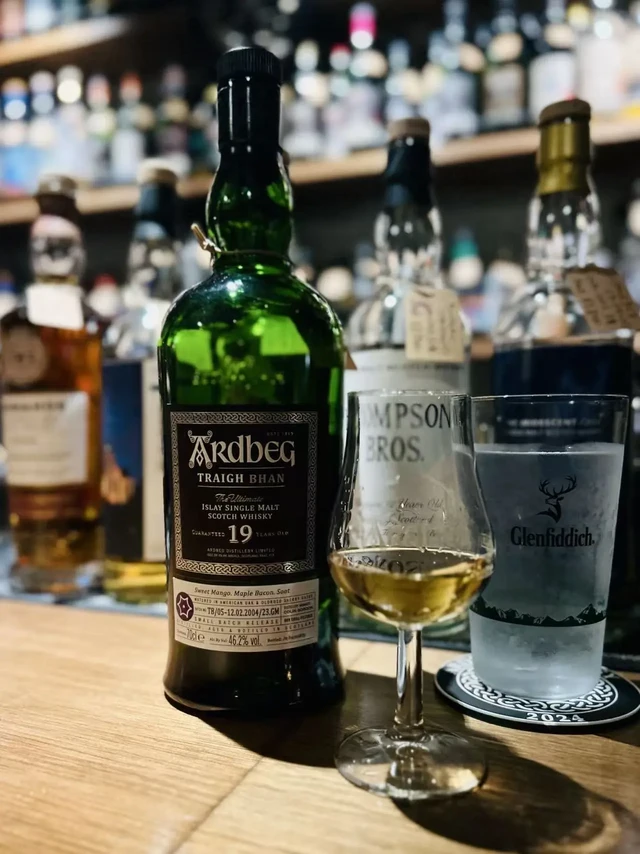 🥃 Ardbeg 阿贝 19｜天冷了喝点暖暖身子…