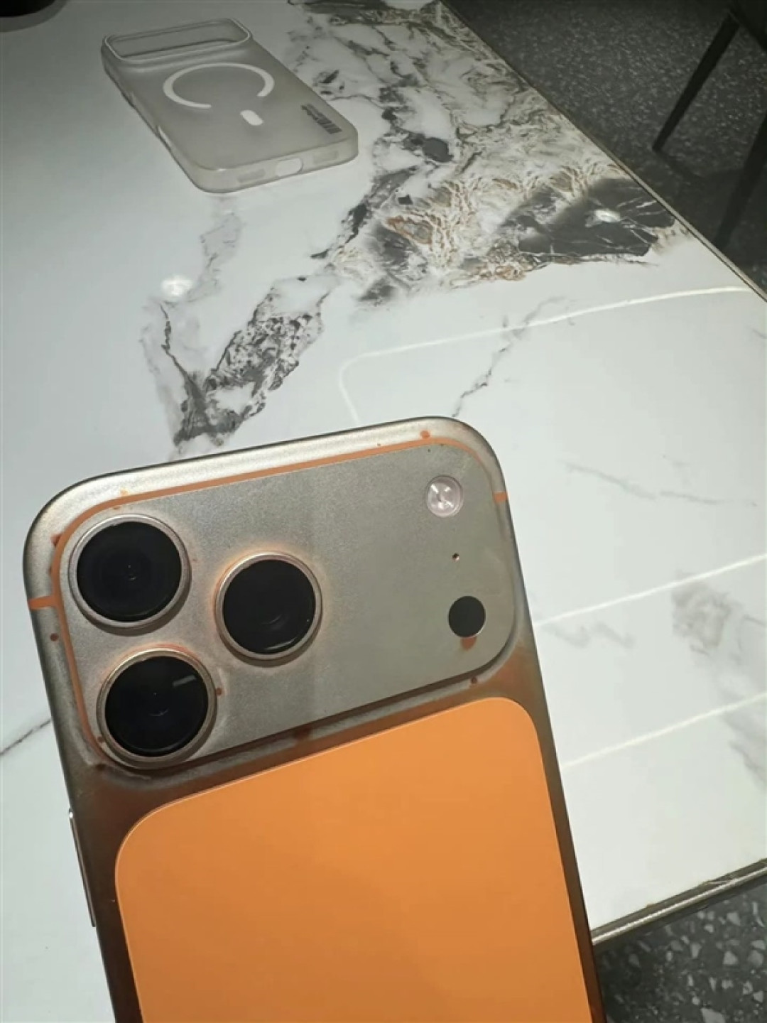 安卓看懵!网友称iPhone 17 Pro Max被湿巾擦掉漆:画面难以置信