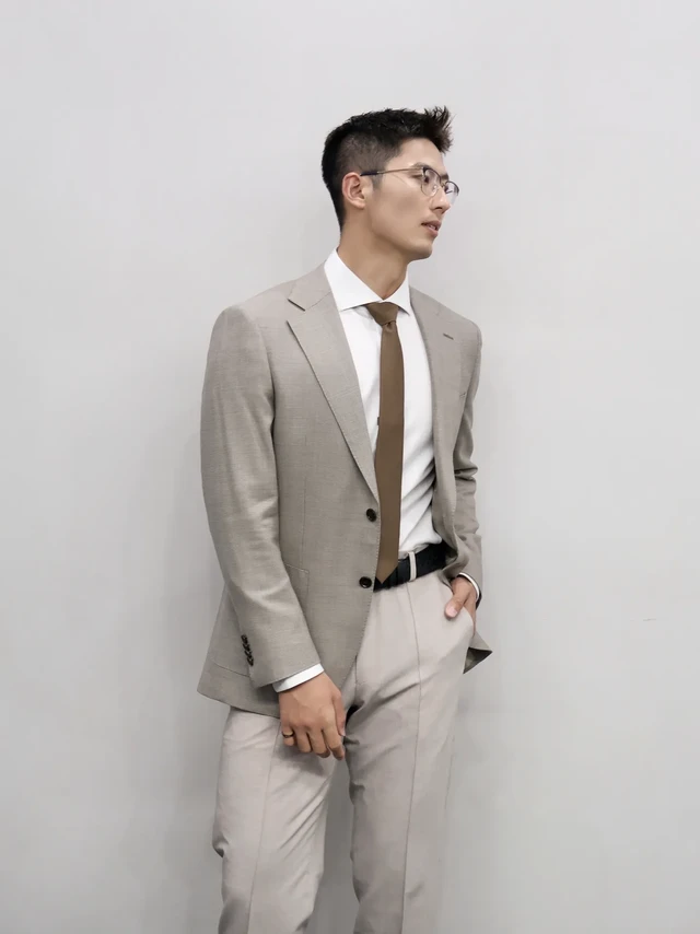 上班穿什么💼。当然是正装！
今天穿的是来自By Creations的西装
第一次看到他们的衣服就被他们的利落剪裁吸引到了
🧥外套是纯羊毛的材质
配合细腻的千鸟格纹理
复古又不是那么商务
👔还有他们家的