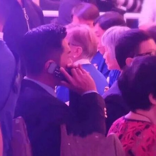 “建校狂魔”古天乐回应不用智能手机：真不想用  一直喜欢滑盖功能手机