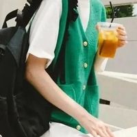 藏青色小马甲提升气质显瘦