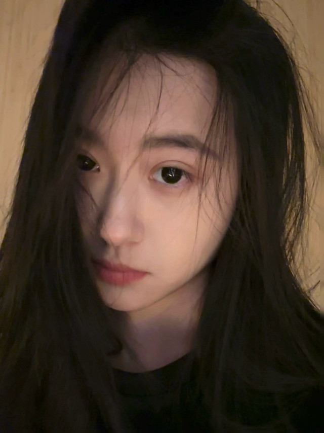 正准备买美瞳呢 刚好分享一下 晶硕的茉莉黑 我刚准备买的时候发现已经买过五次了！！！自从用了这个就没买过其他的美瞳了！我觉得喜欢（适合）淡妆 自然感的都可以试一下这个美瞳 微微扩瞳 原生感很强 就是那
