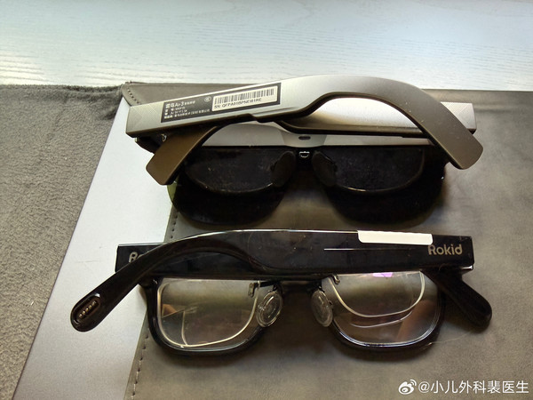 Rokid glasses和雷鸟Air 3的外型对比，体型和重量明显前者更轻盈。当然两者功能、定位完全不一样，前者是智能眼镜，能拍照、听歌、录像、翻译、导航、当提词器，还能识别眼前的东西，后者只是只能