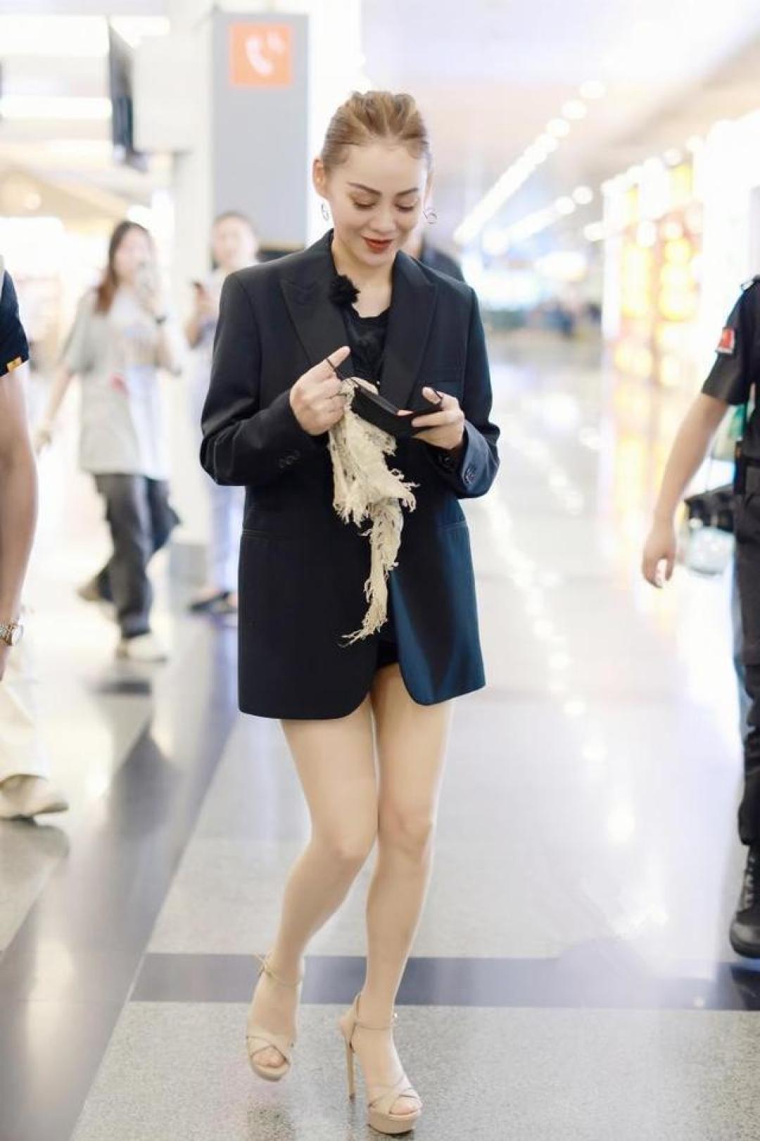 宁静全黑造型炼金术:沙漏曲线解码女性力量,材质碰撞重构女王叙事