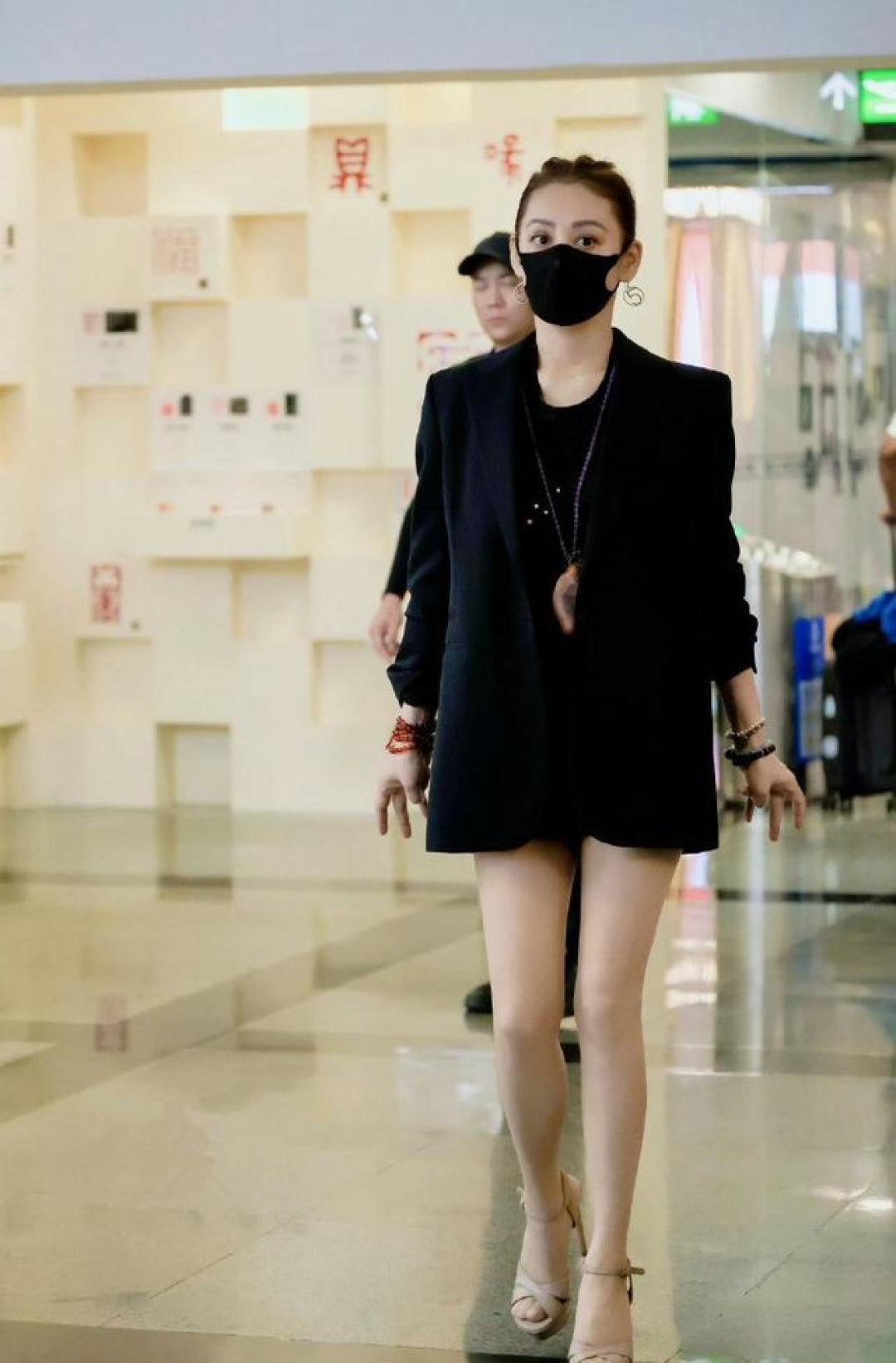宁静全黑造型炼金术:沙漏曲线解码女性力量,材质碰撞重构女王叙事