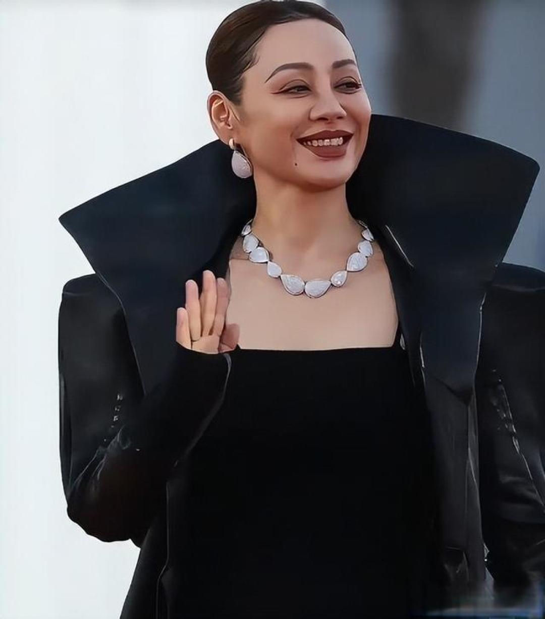宁静全黑造型炼金术:沙漏曲线解码女性力量,材质碰撞重构女王叙事