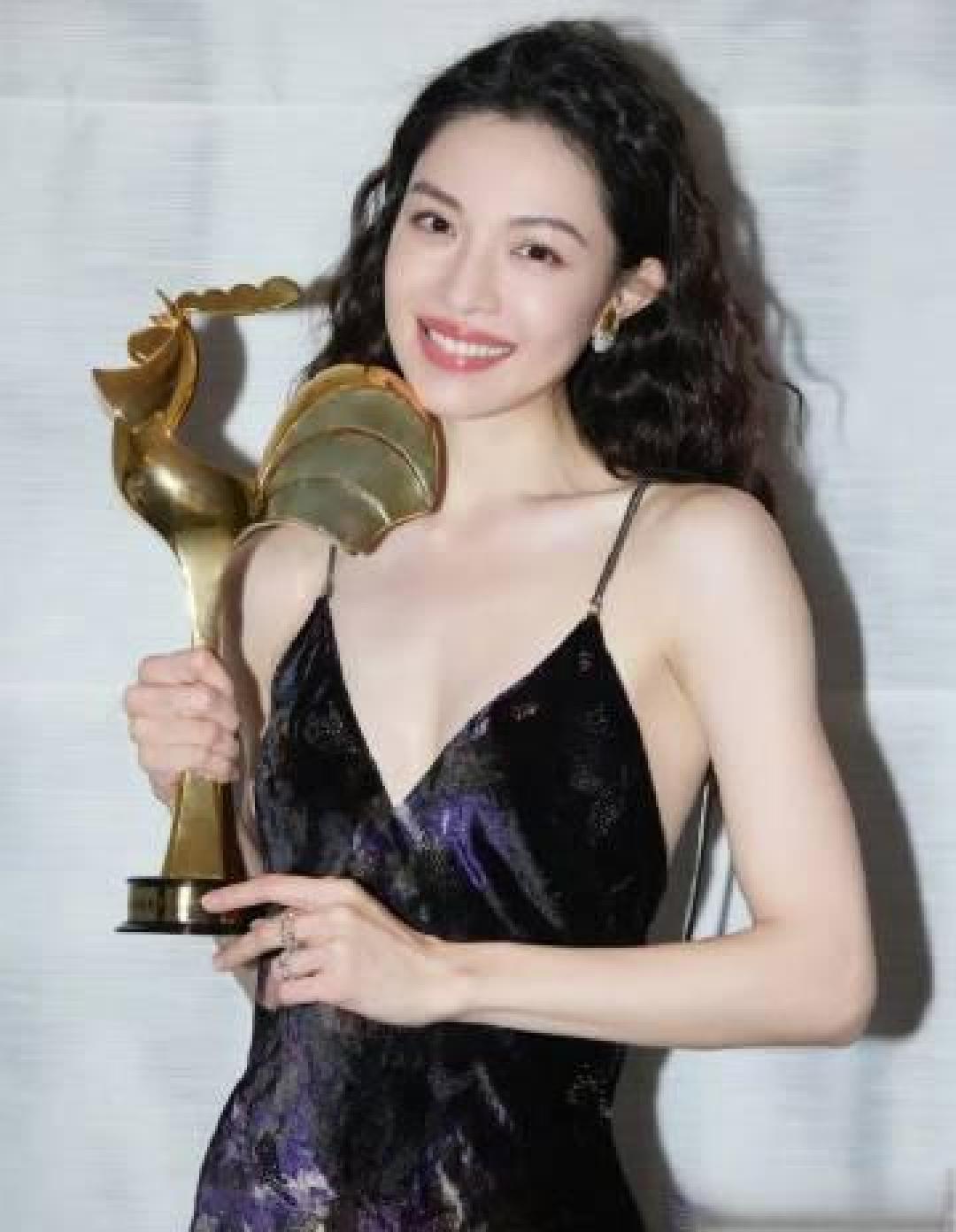 钟楚曦金鸡奖摘女配泪洒现场 《好东西》细腻演技突破引热议