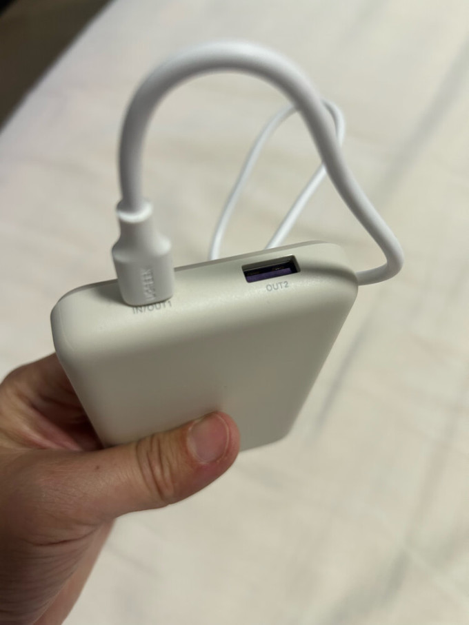 绿联移动电源