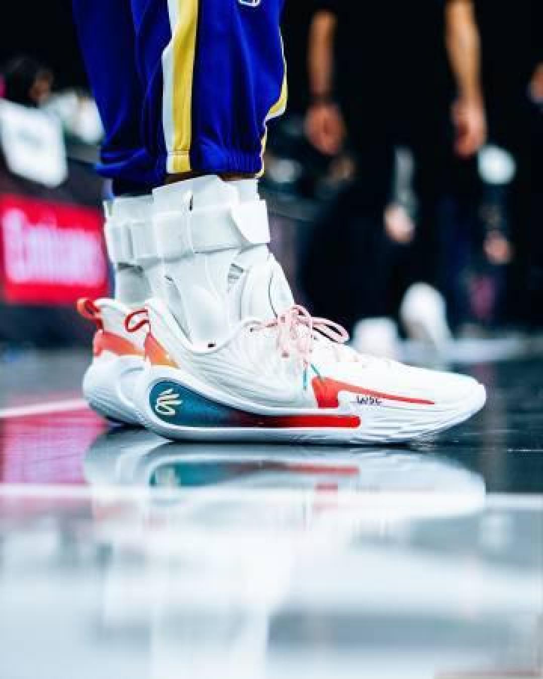 与安德玛分手第二天,库里上脚Kobe 6,要去Nike当家人了?