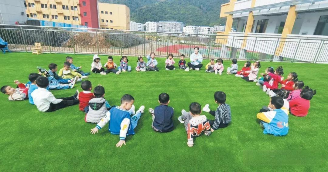 中西方育儿保暖观大碰撞:科学解谜为何中国家长总怕孩子"着凉"?