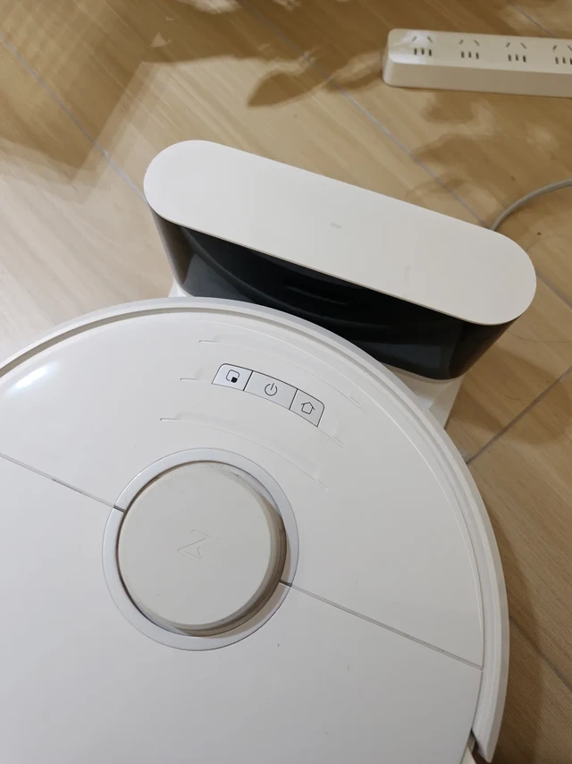 pdd买的石头t7，399，卖家很好，给我发的使用才13个小时，回复也很及时，图三是拖地的效果，虽然边边角角不能全部照顾到，但是90％的区域都是干净的[偷笑R][偷笑R][偷笑R] #扫地机器人 #石