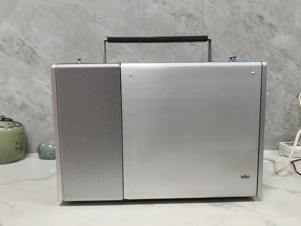 特价处理:世界名机德国 博朗 Braun T1000晶体管收音机，机器1963年生产，由工业设计师迪特·拉姆斯设计，其风格简洁大方，全铝合金和木材质机身，出色的声音，出自世界知名品牌-Braun博朗高