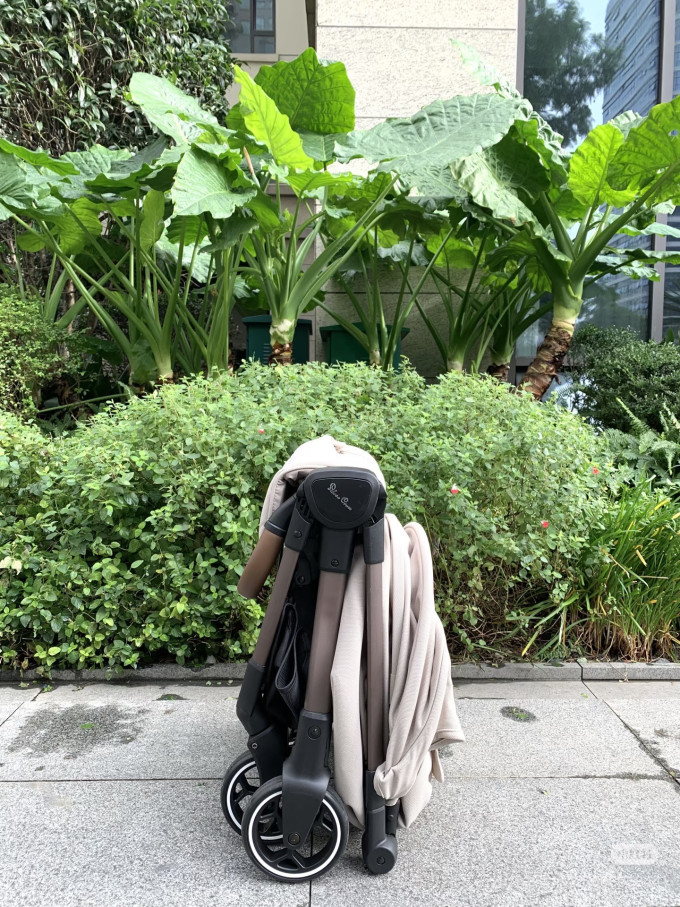 婴儿推车