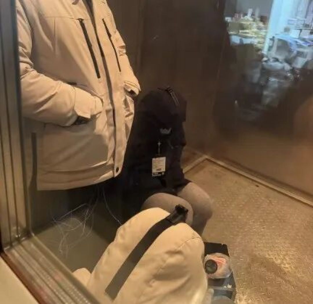 羽绒服的水太深了!我们扒开7万件假货的底裤,终于做出了这件…