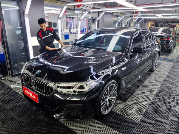 因为私信问我贴不贴隐形车衣很多，找途虎做了个实测，还是值得贴的，几个原因：1、便宜很多，如今贴整车不是1万了，都是5000以内。2、膜材质进化很多，都是脂肪族TPU，并且如今都比较厚，有9mil（约0