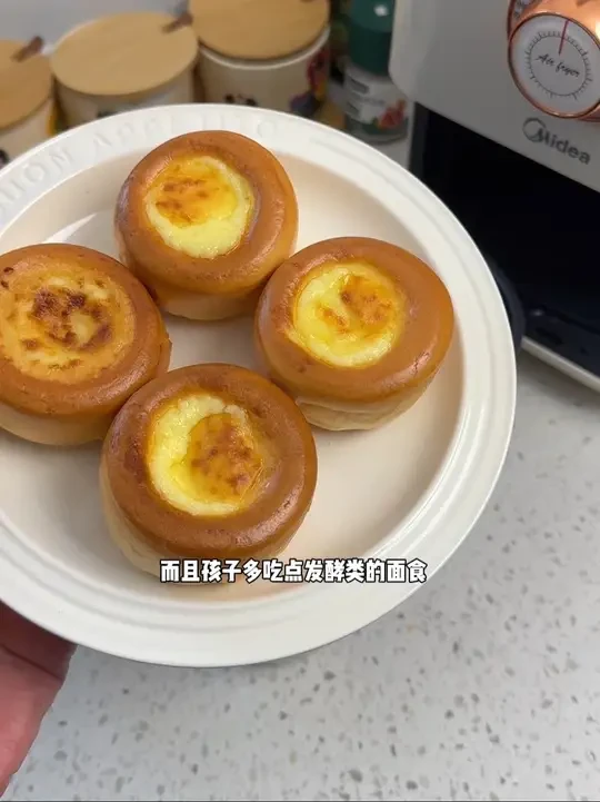小鹿蓝蓝这个奶酪馒头巨好吃，可以蒸着吃，也可以空气炸锅烤着吃，配料干净，奶香浓郁不甜腻，简直好吃到哭#奶酪馒头 #早餐吃什么 #宝宝爱吃