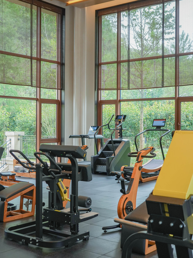 【在安吉的茶山深处，我们找到了让时光慢下来的秘诀！】不用远赴瑞士！全球顶尖的抗衰老殿堂CLINIQUE LA PRAIRIE瑞珀妮，终于把海外首家度假村开到了浙江安吉。藏在万亩白茶园中，从上海出发仅需