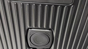 加厚PC箱体与静音万向轮设计