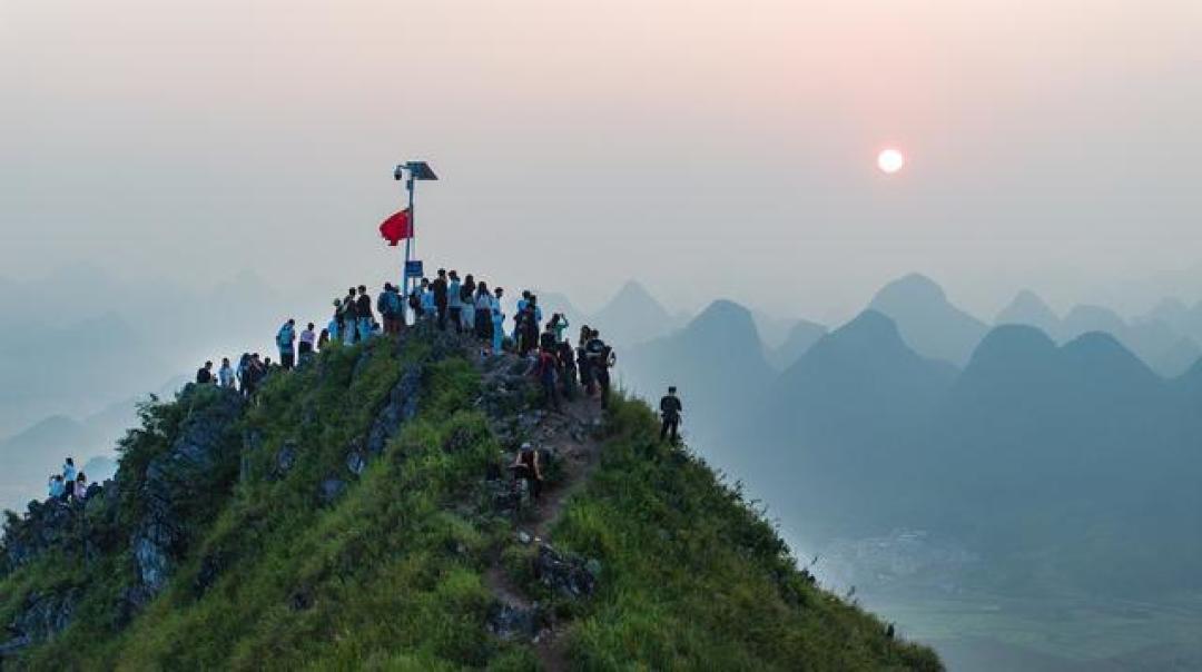 剑龙山秘境夜爬指南:云海日出在喀斯特峰林泼墨千里江山图
