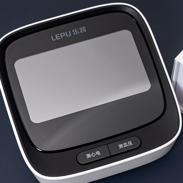 熬夜牛马的自救：一台血压计，教会我「血压与心电」的双向守护