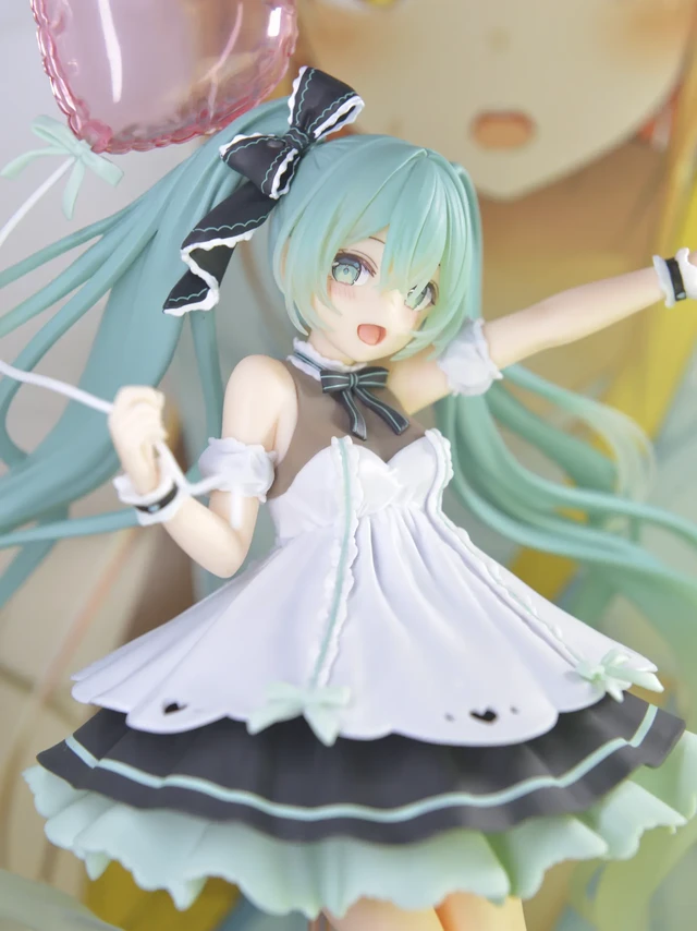 手办实拍：Taito 初音生日会2025。高约21厘米，景品天花板级水平，2025年度最佳景品候选。
优点：优秀的造型设计，不错的做工，顶级的面雕刻画，配色层次感极佳
缺点：模线控制略差，头发、裙摆、