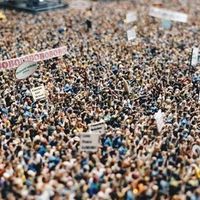 历史拐点上的日本：右翼战略冒进与国内社会分裂的双重困境