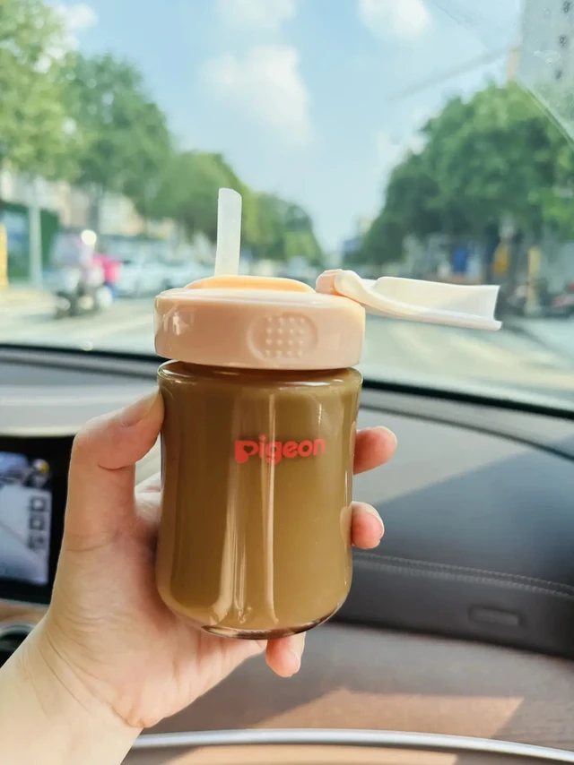 贝亲奶瓶退休以后千万别扔啊！！！！
今天把奶瓶找出来做了杯咖啡，配了一个吸管杯盖配件，直接当吸管杯用啦☺️☺️也太好用了吧！！
闭合杯盖内的排气阀倒着放也不会撒，放包里很安全～#该省省该花花 #奶瓶改