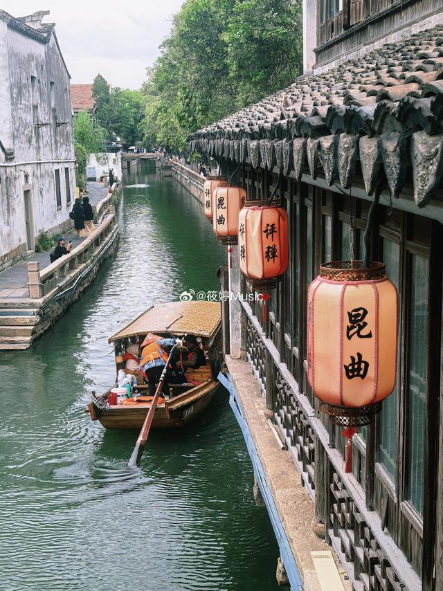 苏州Citywalk第二站：苏博+平江路深度攻略，附平江路vs山塘街夜游指南逛完拙政园不必急着离开，步行5分钟的范围内，藏着苏州文化与烟火气的双重精髓——苏州博物馆与平江路历史街区。这一站，我们既要触