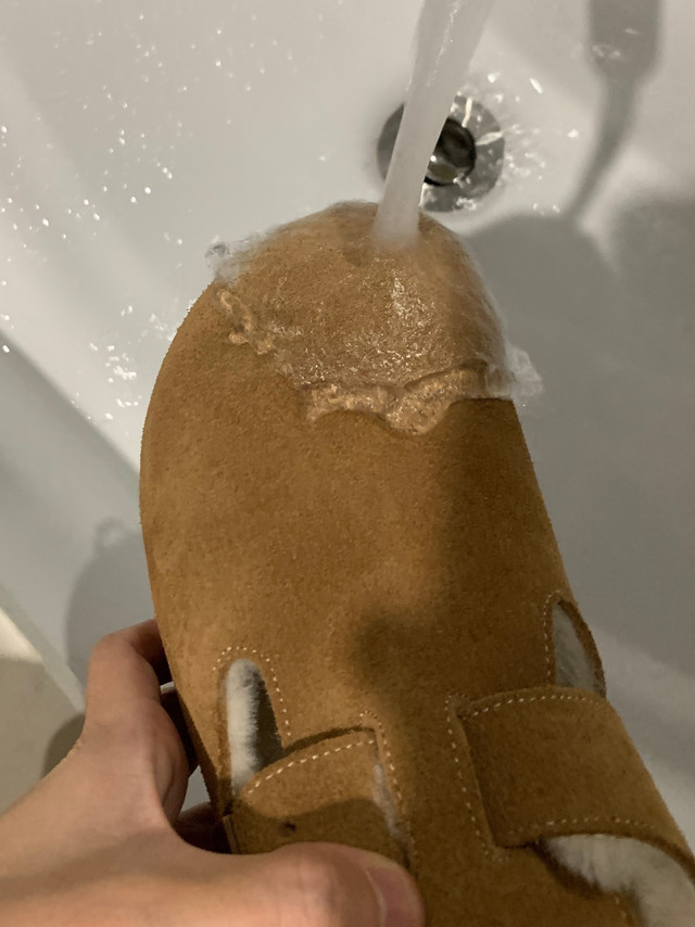羊毛版全包勃肯鞋单独发一下做工说明1.内里和垫底全部用的是羊皮毛一体的，不是纺织羊毛，纺织羊毛是从羊身上薅下来再用布织起来的2.羊皮毛一体是连羊皮一体的原皮加工处理，相当于除了羊毛再多一层羊皮，更加保