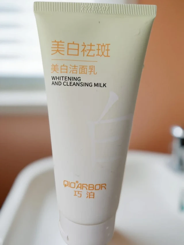 洁面是护肤的重要第一步，选择合适的洁面产品很关键。好的洁面乳能温和地清洁面部肌肤，去除油脂、灰尘等污垢，同时还能帮助肌肤保持水润状态，不会让皮肤感觉紧绷。对于想要改善肌肤色泽的人来说，一些具有美白功效