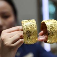 金饰克价一夜骤降17元 多重因素驱动市场震荡