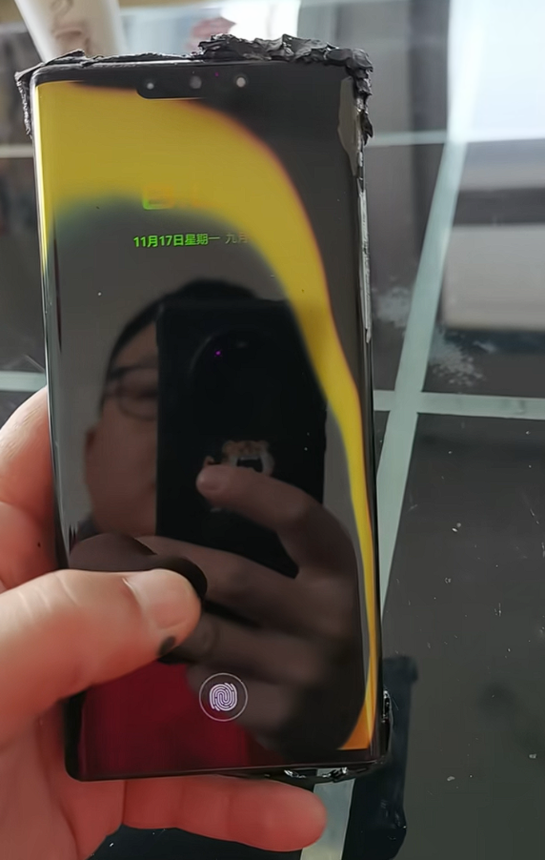 华为Mate30RS遭火烧仍能开机引热议