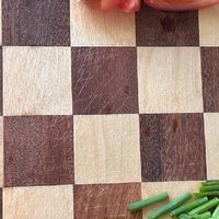 爱仕达抗菌乌檀木砧板与304不锈钢双面棋盘格菜板使用体验对比