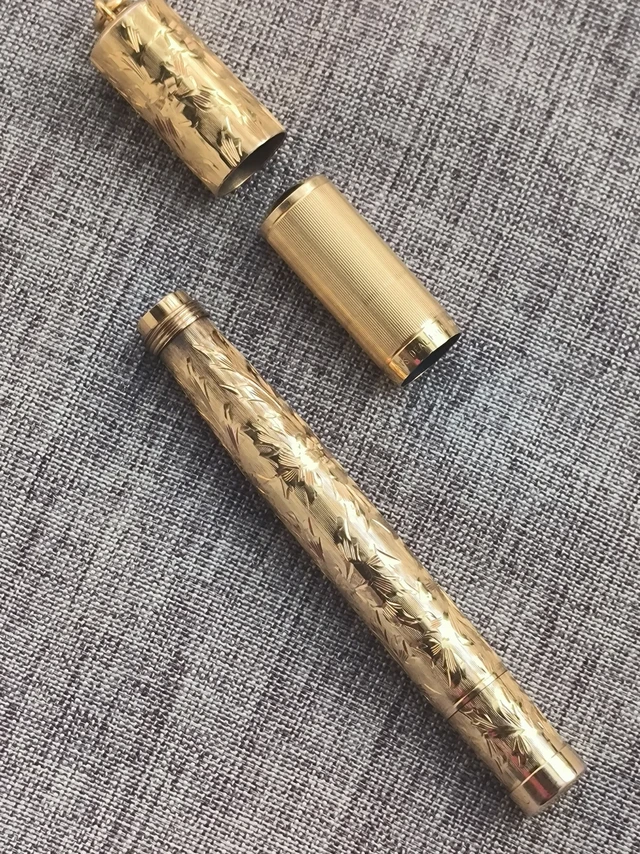 实金打造的雕花钢笔