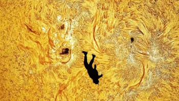 摄影师拍下“人类坠入太阳”震撼画面：1070米高空跳下 100%实拍