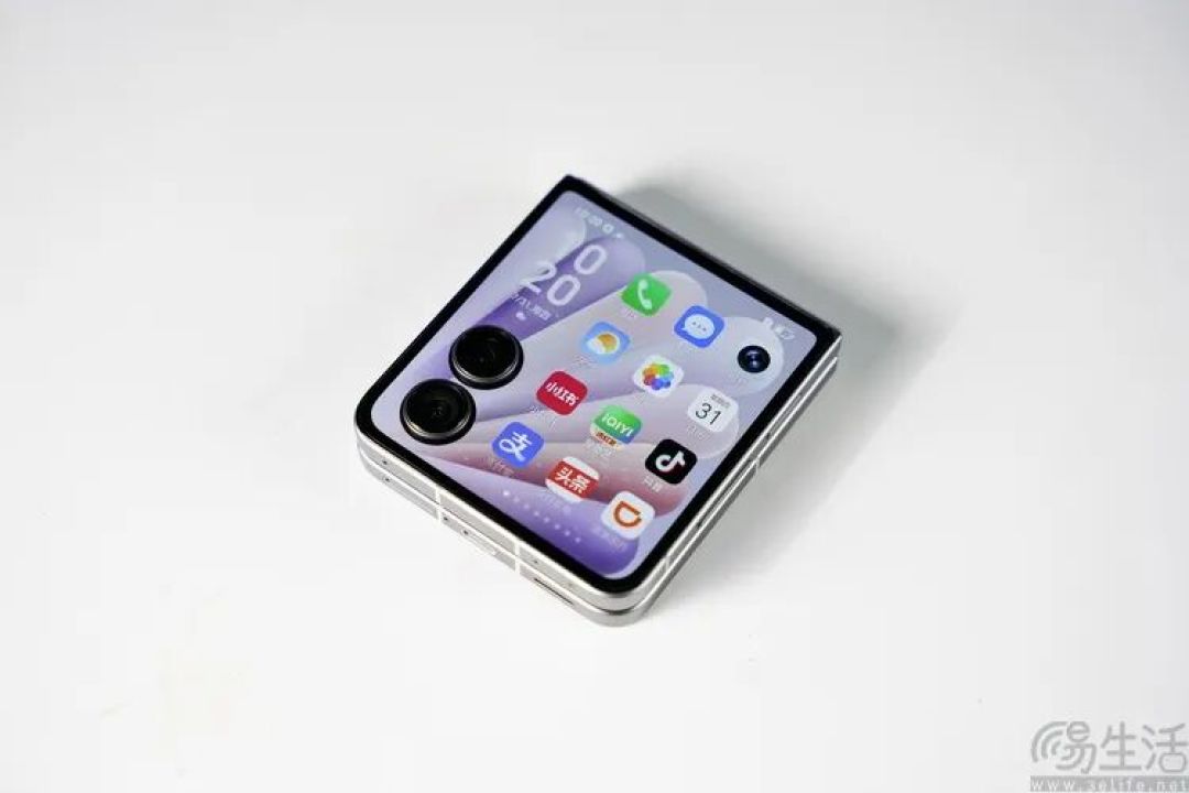 2025年的“小折叠”手机，比过去好用了吗