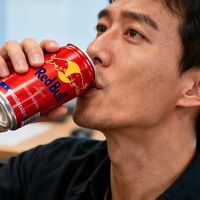 能量饮料，正成为当代年轻人的“救命水”