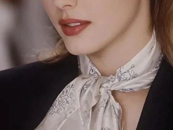 为什么女人都爱丝巾？丝巾和西装是最好的cp搭子