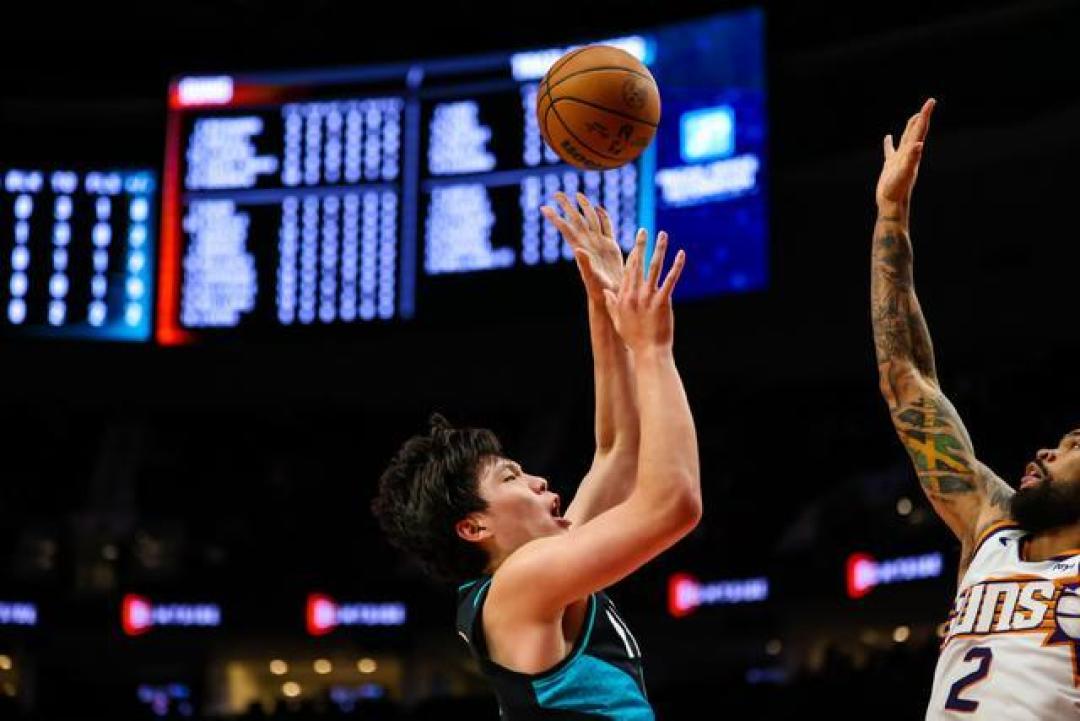 杨瀚森9分5板3助创生涯新高，NBA中国球员闪耀太阳胜开拓者之战