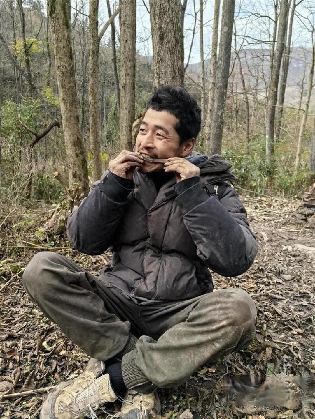 鞋垫藏线，决赛梦碎！七星山荒野求生“老中医”因小失大被红牌罚下