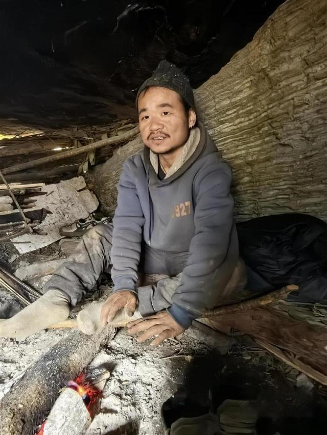 鞋垫藏线，决赛梦碎！七星山荒野求生“老中医”因小失大被红牌罚下