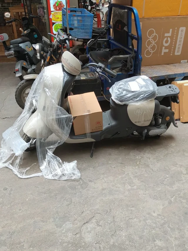 京东购买的爱玛爱朵电动车，耗费两天时间才上好了派[哭惹R]。第一次预约上牌，头天找了客服预约师傅上门减重，去第一个网点55.5kg超重了，还需要把电池箱下面的螺丝上回去。客服要求提供称重照片，网点不让