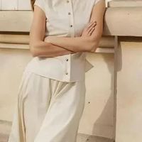 马甲配浅色缎面直筒裙，优雅显瘦