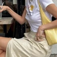 新品穿搭，奶油黄色缎面裙与白色T恤组合