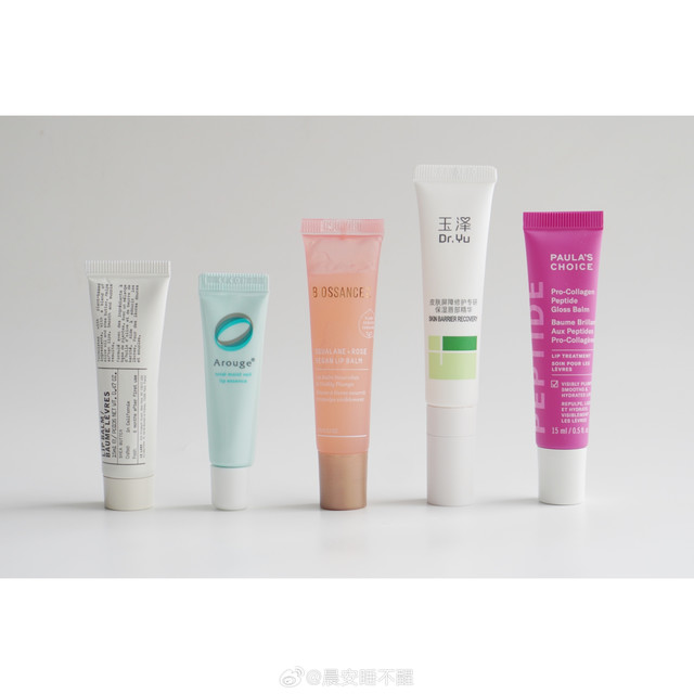 【五支唇部啫喱对比repo】#晨安挖宝##冬日护肤routine##超会买指南#这篇应该是最近的新品合集中，写得最开心的一期，五件新“玩具”的表现没有一个掉链子，简直都不知道今年的最佳唇部护理怎么选了