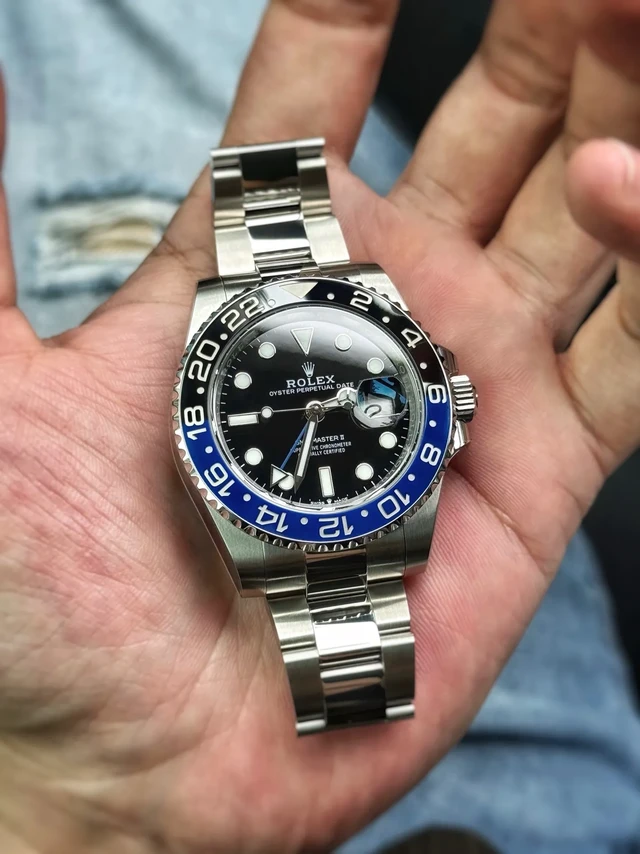 Rolex劳力士国米圈选三板还是五珠⁉️。ROLEX/劳力士  的GMT系列钢带样式有两款，三板钢带和五珠钢带，很多人在购买的时候会陷入选择问题😅在价格上五珠会比三板贵大概一万元左右，我自己买的是五珠