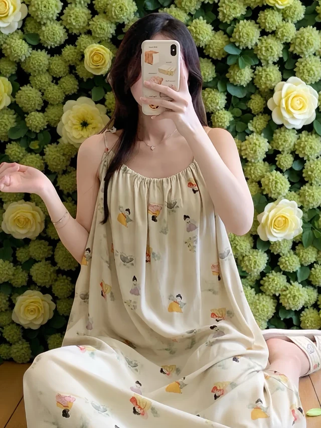 夏日慵懒氛围感拉满！都给我冲！———这条系带棉绸睡裙太懂少女心了 
谁说居家穿搭不能精致又时髦？浪莎新款吊带棉绸睡裙，用温柔细节解锁夏日宅家仪式感～ 
灵动系带设计，藏着满满的少女小心机！细细的系带能