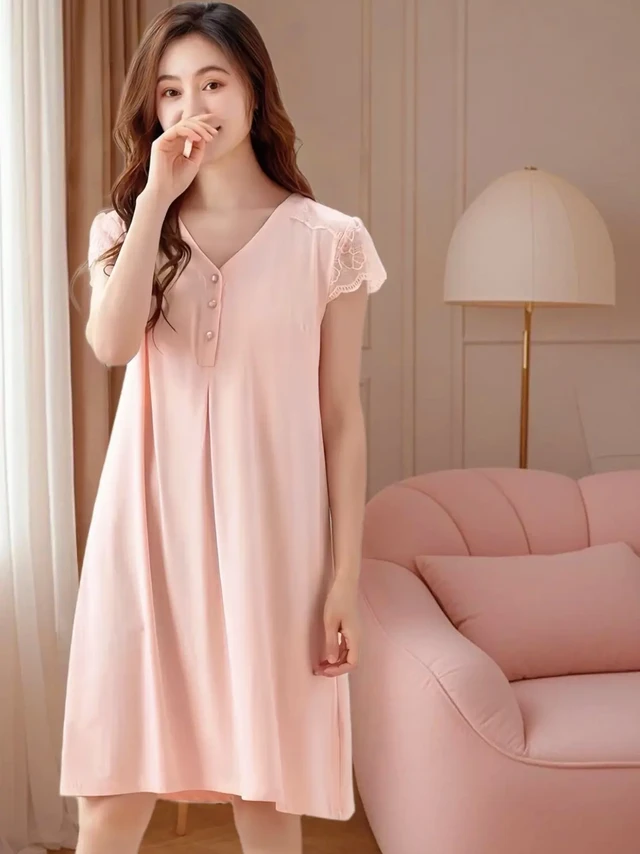 姐妹们必看！这条莫代尔睡裙简直美爆啦！轻柔蕾丝材质，贴肤触感超舒适，面料轻盈得仿佛没有重量，穿上自带冰冰凉凉的凉意，简直是夏日绝配！ 自带胸垫设计超贴心，轻松告别凸点走光烦恼。不管是宅家放松还是夜晚安