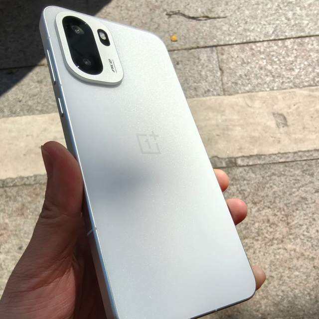 一加Ace 6深度体验：165Hz护眼屏+骁龙8至尊版，游戏党全能之选