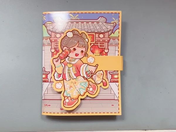 #小麻薯安静书之江南游记。🍵沉浸式拼搭江南闺房和婚房，小麻薯安静书太治愈了！ 
打开书页就像闯入古色古香的江南宅院，少女闺房里的铜镜、古筝、绣绷都精致到想收藏，连窗台上的小盆栽都带着江南烟雨的温柔感。